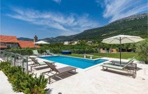 Stunning home in Kastel Luksic with Outdoor swimming pool, WiFi and 3 Bedrooms